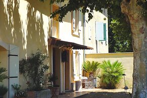 Cozy Noves Home With Pool Access