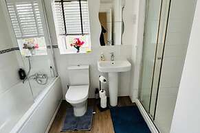 House - Sleeps 8 - Parking - Garden