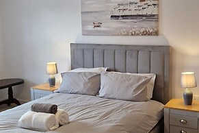 House - Sleeps 8 - Parking - Garden