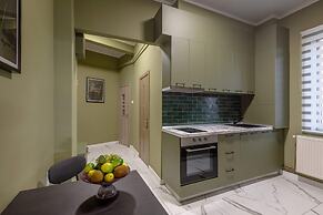 Delightful University Square 1BR, Balcony Church Views