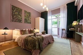 Delightful University Square 1BR, Balcony Church Views
