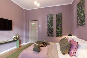 Delightful University Square 1BR, Balcony Church Views