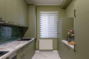 Delightful University Square 1BR, Balcony Church Views