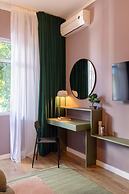 Delightful University Square 1BR, Balcony Church Views