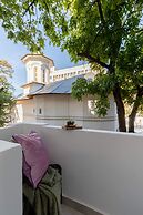 Delightful University Square 1BR, Balcony Church Views