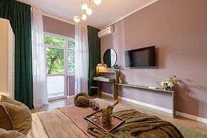 Delightful University Square 1BR, Balcony Church Views