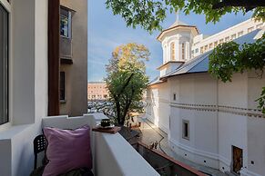 Delightful University Square 1BR, Balcony Church Views