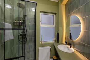 Delightful University Square 1BR, Balcony Church Views