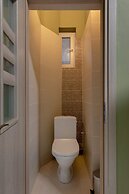 Delightful University Square 1BR, Balcony Church Views