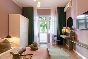 Delightful University Square 1BR, Balcony Church Views