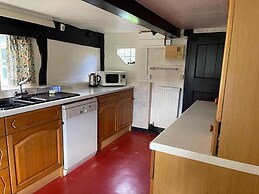 Cottage-fireplace-garden-petsok-3br-parking