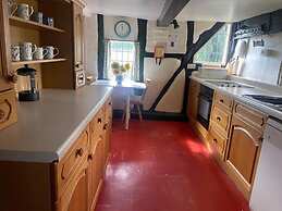 Cottage-fireplace-garden-petsok-3br-parking