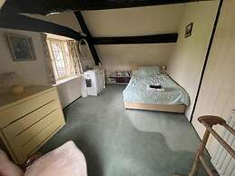 Cottage-fireplace-garden-petsok-3br-parking