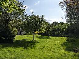 Cottage-fireplace-garden-petsok-3br-parking