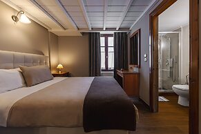 Ef Zin Studios & Suites