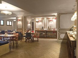Ef Zin Studios & Suites