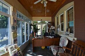 10th Avenue Guest House & Suites