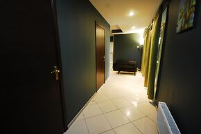 Landmark City Hotel - Hostel