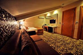 Golden Deluxe Hotel