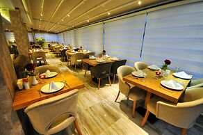 Golden Deluxe Hotel