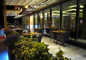 Golden Deluxe Hotel