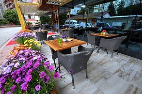 Golden Deluxe Hotel