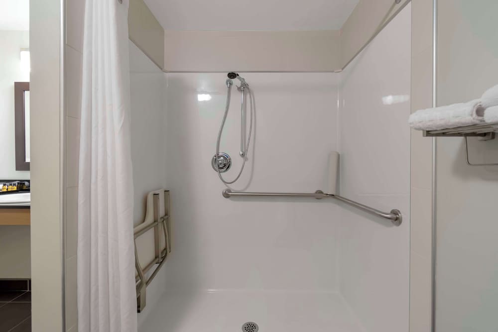 Best Western Plus Airport Inn & Suites