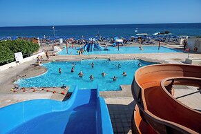 Mare Blue Hotel