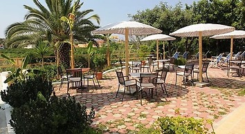 Triton Hotel & Bungalows