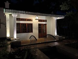Serendib Suites & Conference Center