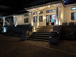 Serendib Suites & Conference Center