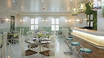 Crowne Garden Hotel