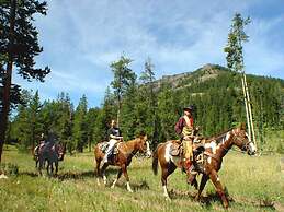 Pahaska Tepee Resort