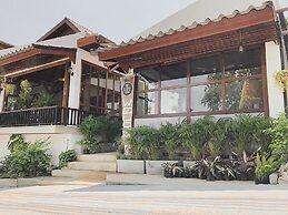 The Reef Hotel & Studios