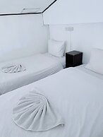 The Reef Hotel & Studios