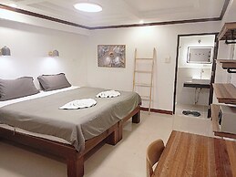The Reef Hotel & Studios