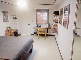 The Reef Hotel & Studios