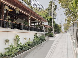 The Reef Hotel & Studios