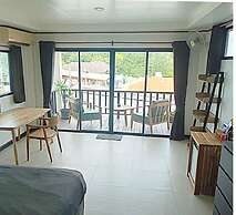 The Reef Hotel & Studios