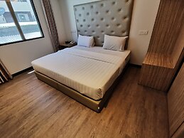 Ease Hotel