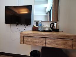 Ease Hotel