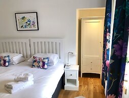 The Queens Head Hotel