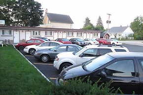 Canadiana Motel
