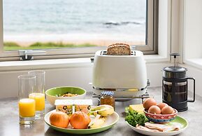 Cable Bay Stays – Golden Sand and Driftwood Beachfront Accommodation