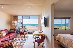 Cable Bay Stays – Golden Sand and Driftwood Beachfront Accommodation