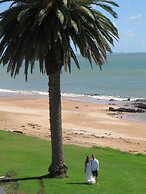 Cable Bay Stays – Golden Sand and Driftwood Beachfront Accommodation