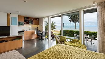 Cable Bay Stays – Golden Sand and Driftwood Beachfront Accommodation