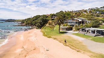 Cable Bay Stays – Golden Sand and Driftwood Beachfront Accommodation