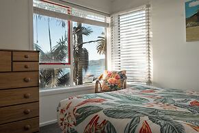 Cable Bay Stays – Golden Sand and Driftwood Beachfront Accommodation