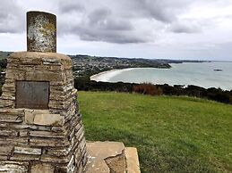 Cable Bay Stays – Golden Sand and Driftwood Beachfront Accommodation